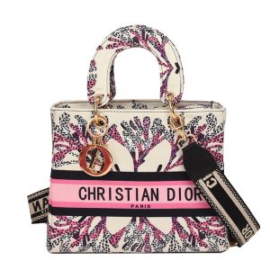 Dior Replica Bags/Hand Bags Bag Type: Diana Bag Bag Size: 23*18*10cm Bag Size: 23*18*10cm Lining Material: Polyester Cotton Bag Shape: Vertical Square Closure Type: Magnetic Buckle Hardness: Hard
