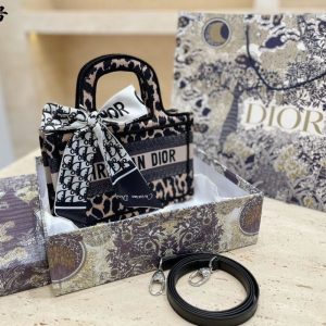 Dior Replica Bags/Hand Bags Brand: Dior Texture: Cotton Texture: Cotton Type: Other Popular Elements: Printing Style: Sweet Closed Way: Exposure