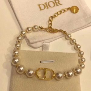Dior Replica Jewelry Brand: Dior Material Type: Alloy Material Type: Alloy Pattern: Plant Flowers Style: Elegant Gender: Female Craft: Gold Inlaid