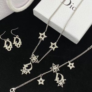 Dior Replica Jewelry Style: Simple Material: Copper Material: Copper Style: Unisex Modeling: Geometric Chain Style: Twist Chain