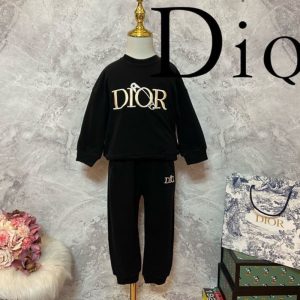 Dior Replica Child Clothing Fabric Material: Cotton/Cotton Ingredient Content: 81% (Inclusive)¡ª90% (Inclusive) Ingredient Content: 81% (Inclusive)¡ª90% (Inclusive) Gender: Male Popular Elements: Embroidered Number Of Pieces: Two Piece Set Sleeve Length: Long Sleeves
