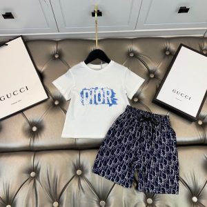 Dior Replica Child Clothing Fabric Material: Cotton/Cotton Ingredient Content: 71% (Inclusive)¡ª80% (Inclusive) Ingredient Content: 71% (Inclusive)¡ª80% (Inclusive) Gender: Universal Popular Elements: Printing Number Of Pieces: Two Piece Set Sleeve Length: Short Sleeve