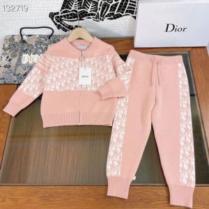 Dior Replica Child Clothing Fabric Material: Knitted/Cotton Ingredient Content: 91% (Inclusive)¡ª95% (Inclusive) Ingredient Content: 91% (Inclusive)¡ª95% (Inclusive) Gender: Universal Popular Elements: Printing Number Of Pieces: Two Piece Set Sleeve Length: Long Sleeves
