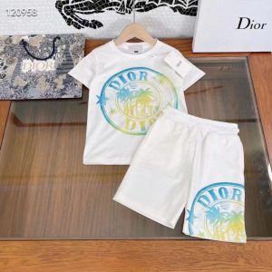Dior Replica Child Clothing Fabric Material: Cotton/Cotton Ingredient Content: 51% (Inclusive)¡ª70% (Inclusive) Ingredient Content: 51% (Inclusive)¡ª70% (Inclusive) Gender: Universal Popular Elements: Printing Number Of Pieces: Two Piece Set Sleeve Length: Short Sleeve