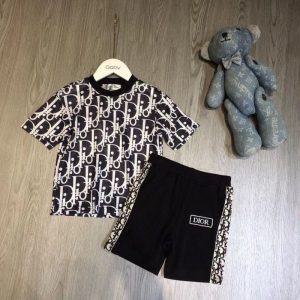 Dior Replica Child Clothing Fabric Material: Cotton/Cotton Ingredient Content: 96% (Inclusive)¡ª100% (Exclusive) Ingredient Content: 96% (Inclusive)¡ª100% (Exclusive) Gender: Universal Popular Elements: Printing Number Of Pieces: Two Piece Set Sleeve Length: Short Sleeve