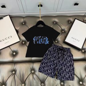 Dior Replica Child Clothing Gender: Universal Popular Elements: Printing Popular Elements: Printing Number Of Pieces: Two Piece Set Sleeve Length: Short Sleeve Thickness: Conventional Pattern: Letter