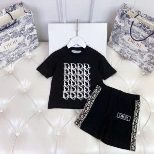 Dior Replica Child Clothing Fabric Material: Cotton/Cotton Ingredient Content: 71% (Inclusive)¡ª80% (Inclusive) Ingredient Content: 71% (Inclusive)¡ª80% (Inclusive) Gender: Universal Popular Elements: Printing Number Of Pieces: Two Piece Set Sleeve Length: Short Sleeve