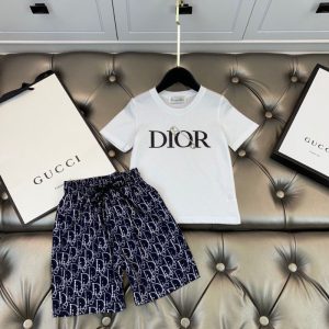 Dior Replica Child Clothing Fabric Material: Cotton/Cotton Ingredient Content: 51% (Inclusive)¡ª70% (Inclusive) Ingredient Content: 51% (Inclusive)¡ª70% (Inclusive) Gender: Universal Popular Elements: Printing Number Of Pieces: Two Piece Set Sleeve Length: Short Sleeve