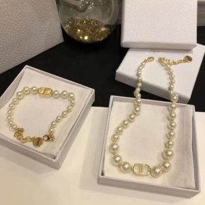 Dior Replica Jewelry Brand: Dior Chain Material: Copper Chain Material: Copper Pendant Material: Copper Style: Elegant Chain Style: Ball Chain Whether To Bring A Fall: Belt Pendant