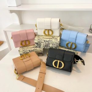 Dior Replica Bags/Hand Bags Bag Type: Small Square Bag Bag Size: 18*13*7cm Bag Size: 18*13*7cm Lining Material: No Lining Bag Shape: Horizontal Square Closure Type: Package Cover Type Pattern: Solid Color