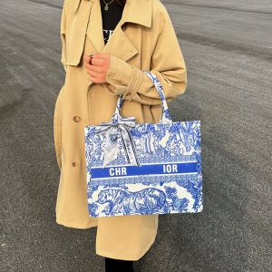 Dior Replica Bags/Hand Bags Style: Fresh And Sweet Material: Canvas Material: Canvas Bag Type: Underarm Bag Bag Size: 32*41*13cm Lining Material: Polyester Bag Shape: Horizontal Square