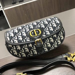 Dior Replica Bags/Hand Bags Bag Type: Small Square Bag Bag Size: Small Bag Size: Small Lining Material: Polyester Bag Shape: Horizontal Square Closure Type: Package Cover Type Hardness: Medium Soft