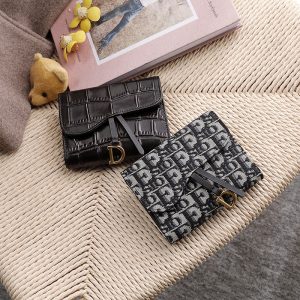 Dior Replica Bags/Hand Bags Material: Genuine Leather Wallet Discount: 3 Fold Wallet Discount: 3 Fold Closure Type: Buckle Bag Shape: Horizontal Square Pattern: Solid Color Hardness: Middle