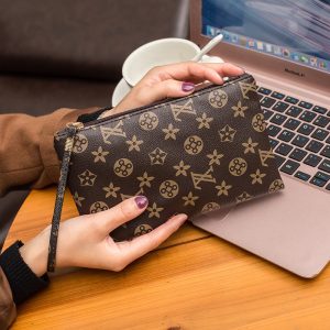 Louis Vuitton Replica Bags Material: PU Leather Pattern: Geometric Patterns Bag Shape: Vertical Square Pattern: Geometric Patterns Style: Classical Closure Type: Zipper Gender: Female Length: Medium And Long Hardness: Middle