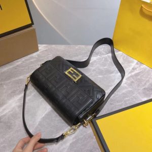 Fendi Replica Bags/Hand Bags Brand: Fendi Texture: Cowhide Texture: Cowhide Type: Baguette Popular Elements: Embossing Style: Fashion Closed: Magnetic Buckle