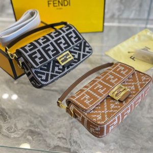 Fendi Replica Bags/Hand Bags Texture: Canvas Type: Baguette Type: Baguette Popular Elements: Plaid Style: Fashion Closed: Magnetic Buckle Suitable Age: Youth (18-25 Years Old)