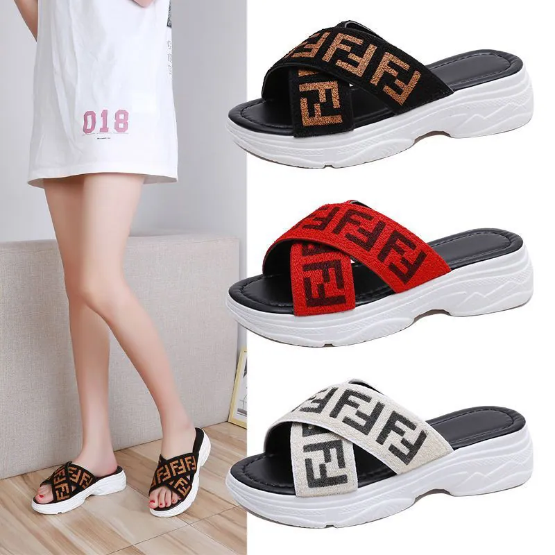 Fendi Replica Scarpe/Sneakers/Sleepers Marca: Fendi Materiale superiore: PU Materiale della tomaia: PU Altezza tacco: Tacco medio (3Cm-5Cm) Materiale suola: Gommapiuma Stile: Dolce Artigianato: Incollato