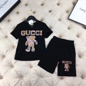 Gucci Replica Child Clothing Fabric Material: Cotton/Cotton Ingredient Content: 51% (Inclusive)¡ª70% (Inclusive) Ingredient Content: 51% (Inclusive)¡ª70% (Inclusive) Gender: Universal Popular Elements: Printing Number Of Pieces: Two Piece Set Sleeve Length: Short Sleeve