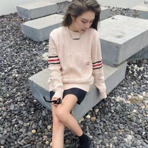 Gucci Replica Clothing Fabric Material: Wool Ingredient Content: 30% And Below Ingredient Content: 30% And Below Popular Elements / Process: Jacquard Clothing Version: Loose Way Of Dressing: Pullover Combination: Single