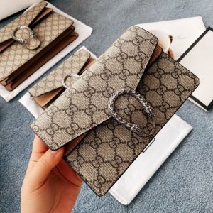 Gucci Replica Bags/Hand Bags Type: Small Square Bag Popular Elements: The Chain Popular Elements: The Chain Style: Fashion Closed Way: Package Cover Type Suitable Age: Youth (18-25 Years Old)
