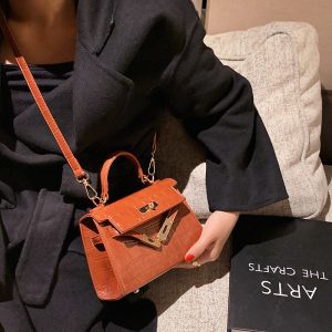 Hermes Replica Bags/Hand Bags Texture: PU Type: Kelly Bag Type: Kelly Bag Popular Elements: Solid Color Style: Fashion Closed: Package Cover Type Size: 19*13*8cm