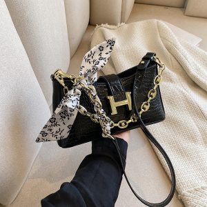 Hermes Replica Bags/Hand Bags Gross Weight: 0.4kg Style: Street Fashion Style: Street Fashion Material: PU Bag Type: Baguette Bag Size: Middle Lining Material: Synthetic Leather
