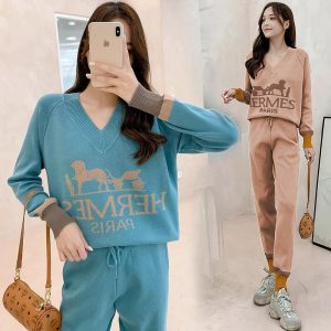 Hermes Replica Clothing Popular Elements: Splicing Type: Pants Suit Type: Pants Suit Sleeve Length: Long Sleeves Fabric Material: Chemical Fiber/Viscose Fiber Ingredient Content: 31% (Inclusive)¡ª50% (Inclusive) Suitable Age: Young And Middle-Aged (26-40 Years Old)