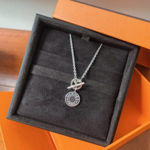 Hermes Replica Jewelry Chain Material: Titanium Steel Pendant Material: Titanium Steel Pendant Material: Titanium Steel Style: Luxurious Chain Style: Cross Chain Whether To Bring A Fall: Belt Pendant For People: Female