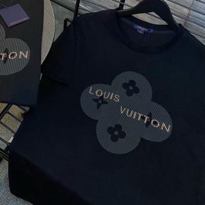 Brand: Louis Vuitton  Fabric Material: Cotton/Cotton  Fabric Material: Cotton/Cotton  Ingredient Content: 100%  Collar: Crew Neck  Version: Slim Fit  Sleeve Length: Short Sleeve  Clothing Style Details: Print