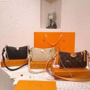 Louis Vuitton Replica Bags Texture: PU Type: Envelope Bag Popular Elements: Printing Type: Envelope Bag Style: Fashion Closed: Zipper