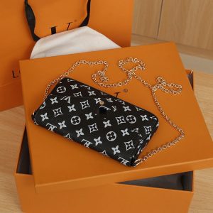 Louis Vuitton Replica Bags Brand: Louis Vuitton Texture: PU Type: Envelope Bag Texture: PU Popular Elements: Sewing Thread Style: Fashion Closed: Magnetic Buckle