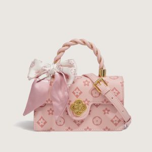 Louis Vuitton Replica Bags Style: Fresh And Sweet Material: PU Bag Size: 20*6*13cm Material: PU Lining Material: Synthetic Leather Bag Shape: Horizontal Square Closure Type: Lock Hardness: Medium Soft With Or Without Interlayer: Have