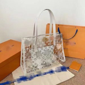 Louis Vuitton Replica Bags Texture: PVC Type: Jelly Bag Popular Elements: Printing Type: Jelly Bag Style: Fashion Closed: Exposure Suitable Age: Youth (18-25 Years Old)