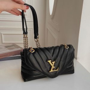 Louis Vuitton Replica Bags Texture: Microfiber Synthetic Leather Type: Kelly Bag Popular Elements: Tassel Type: Kelly Bag Size: 23*23*13cm Closed: Package Cover Type