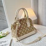 Louis Vuitton Replica Bags Texture: Canvas Type: Shell Bag Popular Elements: Printing Type: Shell Bag Style: Fashion Closed: Zipper