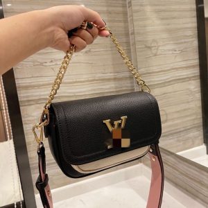 Louis Vuitton Replik-Taschen Textur: Rindsleder Typ: Kleine quadratische Tasche Beliebte Elemente: Druck Typ: Kleine quadratische Tasche Stil: Mode Geschlossen: Magnetische Schnalle