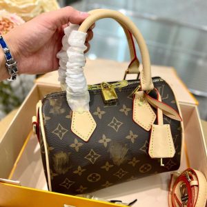 Louis Vuitton Replica Bags Texture: Cowhide Type: Round Bag Popular Elements: Printing Type: Round Bag Style: Fashion Closed: Zipper