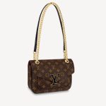 Louis Vuitton Replica Bags Texture: PVC Type: Messenger Bag Popular Elements: Chain Type: Messenger Bag Style: Fashion Closed: Package Cover Type