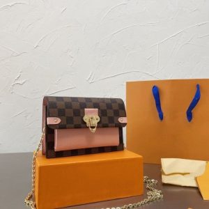 Louis Vuitton Replik-Taschen Marke: Louis Vuitton Beschaffenheit: PVC Typ: Kleine quadratische Tasche Textur: PVC Beliebte Elemente: Kette Stil: Mode Geschlossen: Magnetische Schnalle