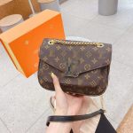 Louis Vuitton Replica Bags Texture: PU Type: Messenger Bag Popular Elements: Letter Type: Messenger Bag Style: Vintage Closed: Magnetic Buckle