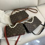 Louis Vuitton Replica Bags Texture: PU Type: Small Square Bag Popular Elements: Sewing Thread Type: Small Square Bag Closed: Package Cover Type