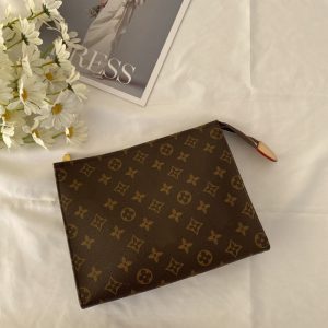 Louis Vuitton Replica Bags Texture: PVC Type: Envelope Bag Popular Elements: Printing Type: Envelope Bag Style: Fashion Closed: Zipper