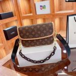 Louis Vuitton Replica Bags Texture: PVC Popular Elements: Chain Style: Fashion Popular Elements: Chain Closed: Zip Closure