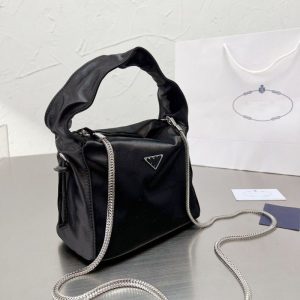 Prada Replica Bags/Hand Bags Texture: Nylon Popular Elements: Sewing Thread Popular Elements: Sewing Thread Style: Fashion Closed: Zipper Suitable Age: Young And Middle-Aged (26-40 Years Old)