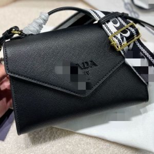 Prada Replica Bags/Hand Bags Texture: Cowhide Type: 21*14*5cm Type: 21*14*5cm Popular Elements: Contrasting Colors Style: Fashion Closed: Magnetic Buckle Suitable Age: Youth (18-25 Years Old)