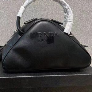 Prada Replica Bags/Hand Bags Texture: Cowhide Type: Other Type: Other Popular Elements: Macaron Size: 26*18*5cm Closed: Zipper Suitable Age: Youth (18-25 Years Old)