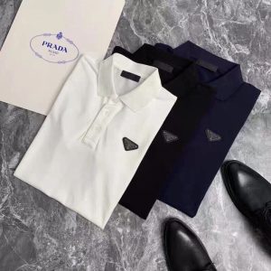 Prada Replica Men Clothing Fabric Material: Cotton/Cotton Ingredient Content: 51% (Inclusive)¡ª70% (Inclusive) Ingredient Content: 51% (Inclusive)¡ª70% (Inclusive) Version: Loose Sleeve Length: Short Sleeve Suitable Age: Young And Middle-Aged (26-40 Years Old)