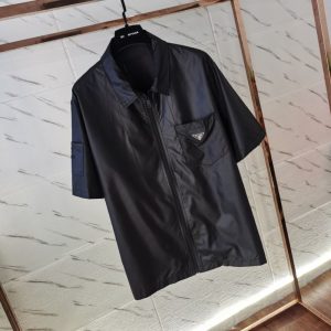 Prada Replica Men Clothing Fabric Material: Nylon/Nylon Ingredient Content: 91% (Inclusive)¡ª95% (Inclusive) Ingredient Content: 91% (Inclusive)¡ª95% (Inclusive) Version: Loose Collar: Stand Collar Sleeve Length: Short Sleeve Clothing Style Details: Pocket