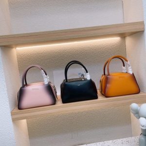 Prada Replica Bags/Hand Bags Texture: PU Popular Elements: Solid Color Popular Elements: Solid Color Style: Fashion Closed: Zipper Suitable Age: Young And Middle-Aged (26-40 Years Old)