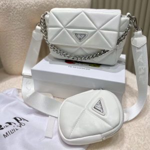 Prada Replica Bags/Hand Bags Bag Size: 19cm*4cm*18cm Lining Material: Genuine Leather Lining Material: Genuine Leather Bag Shape: Horizontal Square Closure Type: Zip Closure Pattern: Solid Color Hardness: Soft